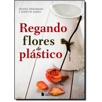 Regando flores de plástico