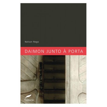 Daimon junto à porta